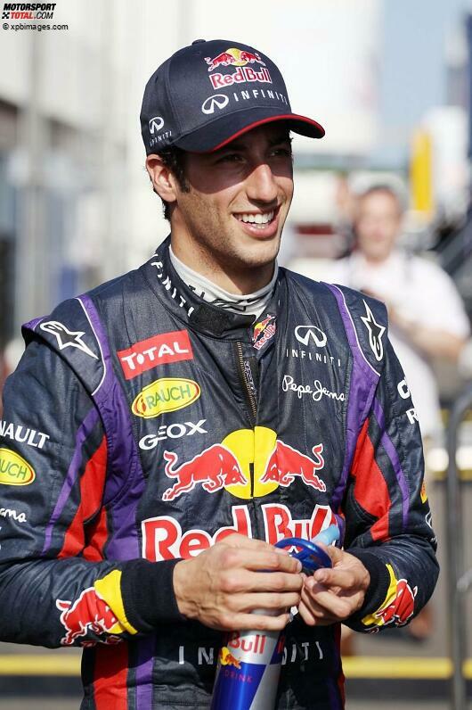 Am 2. September 2013 macht es Red Bull schließlich offiziell: Daniel Ricciardo, der Mann mit dem breitesten Grinsen im Formel-1-Fahrerlager, ist der Stargast in einer TV-Sendung im Hangar7 in Salzburg - und dort wird er als neuer Red-Bull-Fahrer vorgestellt. 2014 geht er an der Seite von Sebastian Vettel für das aktuelle Weltmeister-Team der Formel 1 an den Start. Gewöhnen Sie sich also schon einmal an das Gesicht, das in diesem Red-Bull-Overall steckt! Dieser junge Mann wird in den kommenden Saisons sicher für die eine oder andere Schlagzeile sorgen...