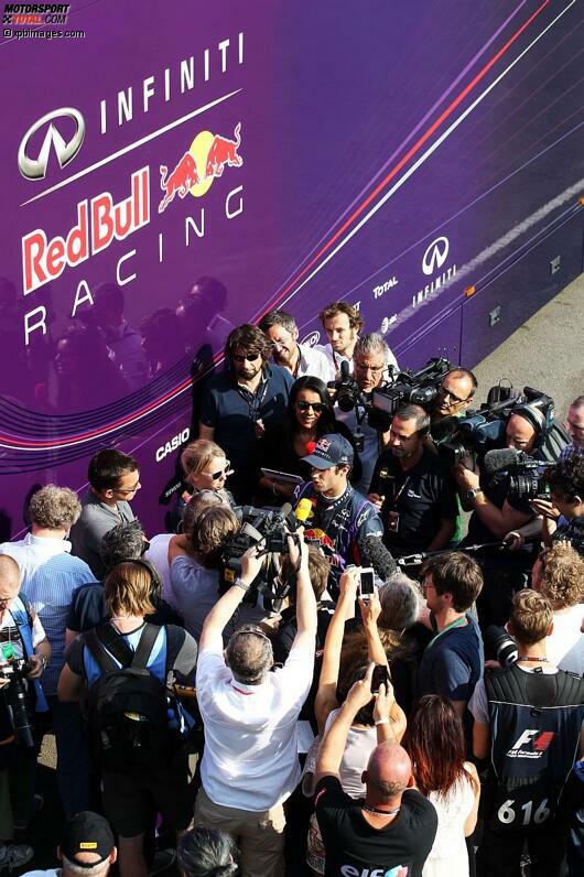 Entsprechend groß ist das Medieninteresse beim Young-Driver-Test. Der Rummel um Daniel Ricciardo ist gewaltig. Der nun 24-Jährige lässt prompt mit guten Zeiten aufhorchen. Auch Jean-Eric Vergne, sein Teamkollege bei Toro Rosso, fährt den Red Bull, kann aber nicht überzeugen.