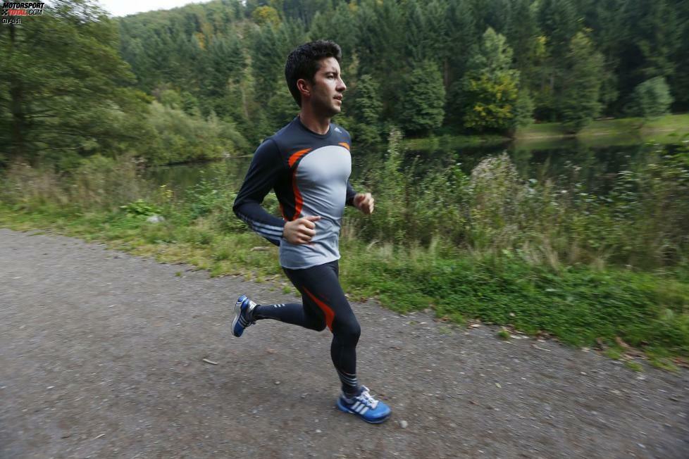 Die Kalorien baut Rockenfeller gerne mit Sport ab. Entweder er geht in seiner Wahlheimat am Bodensee laufen...