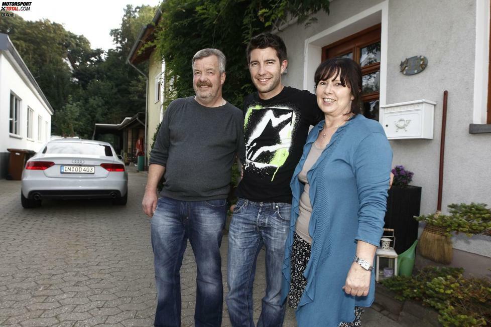 Vater (und Mutter) des Erfolges: Mike Rockenfeller mit seinen Eltern Helmut und Anne vor dem Familienhof in Neuwied. Dort lernte der Sprössling schon früh den gekonnten Umgang mit dem Traktor.