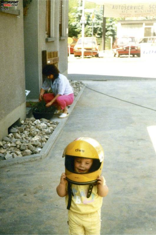 Gestatten: Der neue DTM-Champion Mike Rockenfeller. Schon als Dreikäsehoch hatte der Pfälzer einen Helm auf dem Kopf. Die Farbe Gelb scheint ihm von Kindesbeinen an zugesagt zu haben.