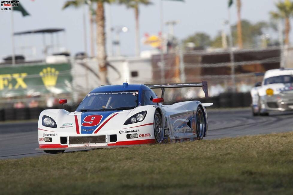 Seinen Anfang nahm er auf einem anderen Kontinent. Als Europas Dächer noch mit Schnee bedeckt waren, weilte Rockenfeller im warmen Florida - und bestritt die 24 Stunden von Daytona. Am Ende sprang Rang vier - unter anderem an der Seite von Ex-Formel-1-Pilot Christian Fittipaldi - heraus.