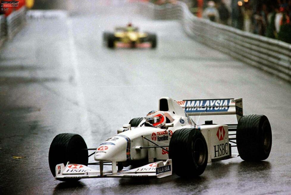 Erst mit dem Wechsel zu Stewart im Jahr 1997 gelingt es Barrichello, Sennas langen Schatten zu überwinden und eine eigenständige Persönlichkeit zu entwickeln. Das wird prompt belohnt: Zweiter Platz im Regen von Monaco, ausgerechnet in Sennas Wohnzimmer - und das als frischgebackener Ehemann!
