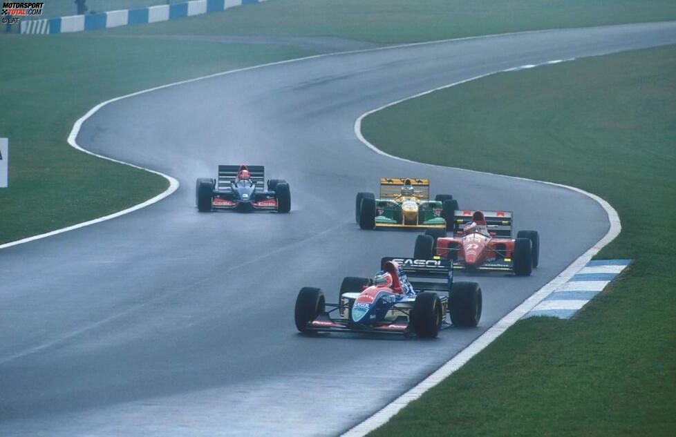 In seinem erst dritten Grand Prix - in Donington bei einer von Sennas größten Sternstunden - zeigt Barrichello erstmals sein Riesentalent. Als Zwölfter gestartet, kommt er aus der vielleicht legendärsten ersten Formel-1-Runde überhaupt sensationell als Vierter zurück.
