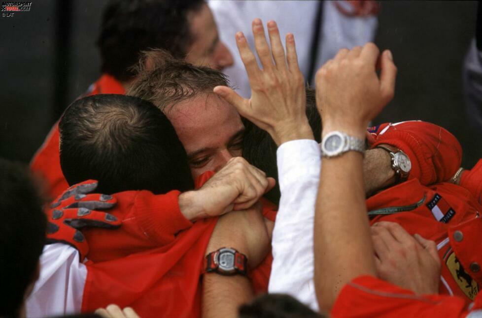 Und beim Grand Prix von Deutschland 2000 in Hockenheim, dem 124. Rennen seiner Formel-1-Karriere, gewinnt Barrichello erstmals - im Regen und unter Tränen. Noch nie zuvor musste jemand länger auf den Premierensieg warten.
