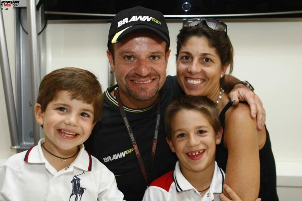 2009 lernt Barrichello das Lächeln wieder: Mit Ehefrau Silvana und den beiden Söhnen Eduardo und Fernando.