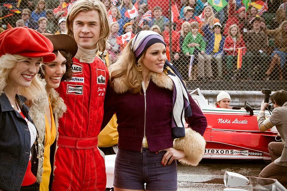 Und die Gegensätze könnten nicht größer sein: James Hunt als die Coolness in Person, der klassische Playboy der 1970er-Jahre, immer umgeben von hübschen Mädchen, einem Schluck Alkohol niemals abgeneigt. Aber: James Hunt ist auch ein begnadeter Rennfahrer, virtuos am Lenkrad. Niki Lauda hingegen hat für einen solchen Lebenswandel nichts übrig, kann die scheinbare Gleichgültigkeit von Hunt nicht verstehen. Lauda, der Realist, der technisch versierte Rennfahrer, der unermüdlich für den Erfolg arbeitet. Und vielleicht ist da ein bisschen Neid im Blick, als er seinen großen Konkurrenten beobachtet?