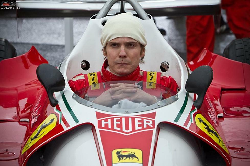 Niki Lauda gehen indes viele Gedanken durch den Kopf. Vor dem Start zum Großen Preis von Deutschland versucht er, eine Absage des Rennens zu erwirken. Zu gefährlich ist die Nordschleife seiner Meinung nach, wo doch auch noch heftiger Regen droht. Ausgerechnet James Hunt ist einer der Piloten, die sich für die Austragung des Rennens aussprechen. So findet es statt, auch Lauda nimmt daran teil. Und ausgerechnet er verunglückt schwer, zieht sich lebensgefährliche Verletzungen zu. Im Krankenhaus kämpft er um sein Leben.