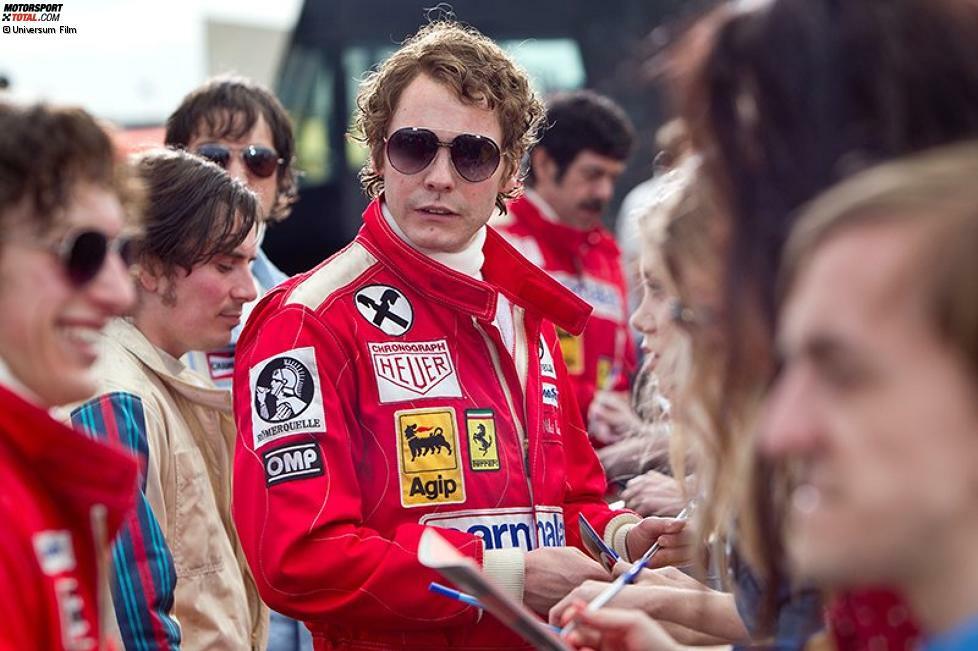 Auch Titelverteidiger Niki Lauda zählt 1976 wieder zu den Siegfahrern in der Formel 1. Und so entwickelt sich alsbald ein Duell, das die Fans in ihren Bann zieht. Playboy Hunt gegen Planer Lauda. Und es ist Lauda, dem der bessere Saisonstart gelingt. Der erneute WM-Titelgewinn scheint nur noch eine Formsache zu sein. Doch dann reist die Formel 1 an den Nürburgring und das Schicksal nimmt seinen Lauf...