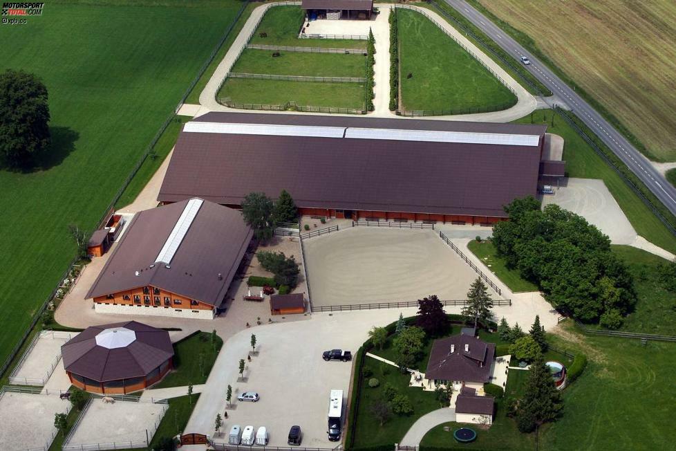 Das passende Trainingsgelände in Form einer Western-Ranch ließ der Rekordweltmeister kurzerhand in der Nähe seines Hauses in der Schweiz errichten.