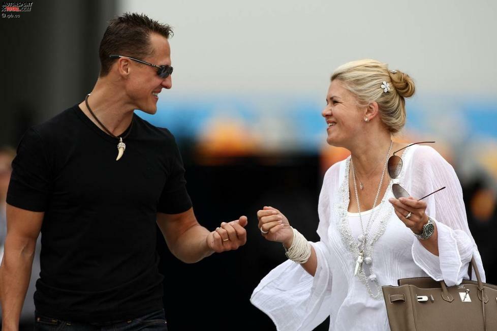 Durch Ehefrau Corinna entdeckt Michael Schumacher auch seine Liebe zu den Pferden und versucht sich als Western-Reiter.
