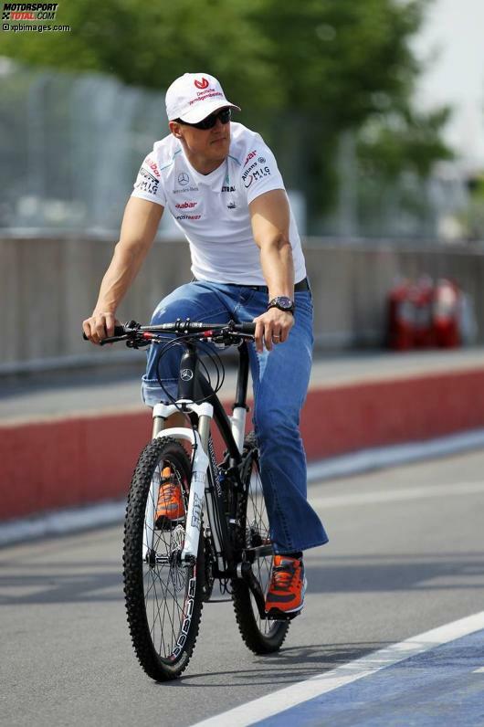 ...oder zur Streckenerkundung. Auch auf dem Fahrrad ist Michael Schumacher regelmäßig unterwegs.