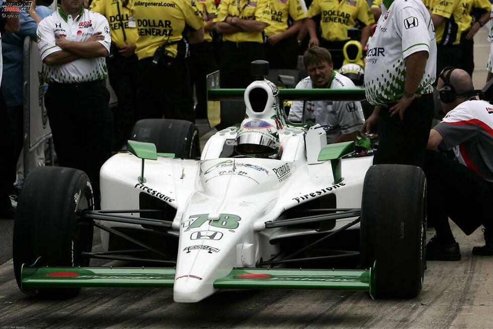 Nach einem schweren Trainingsunfall muss sie 2011 in Indianapolis mit ihrem Uralt-Ersatzchassis aus der Saison 2003 - genannt 