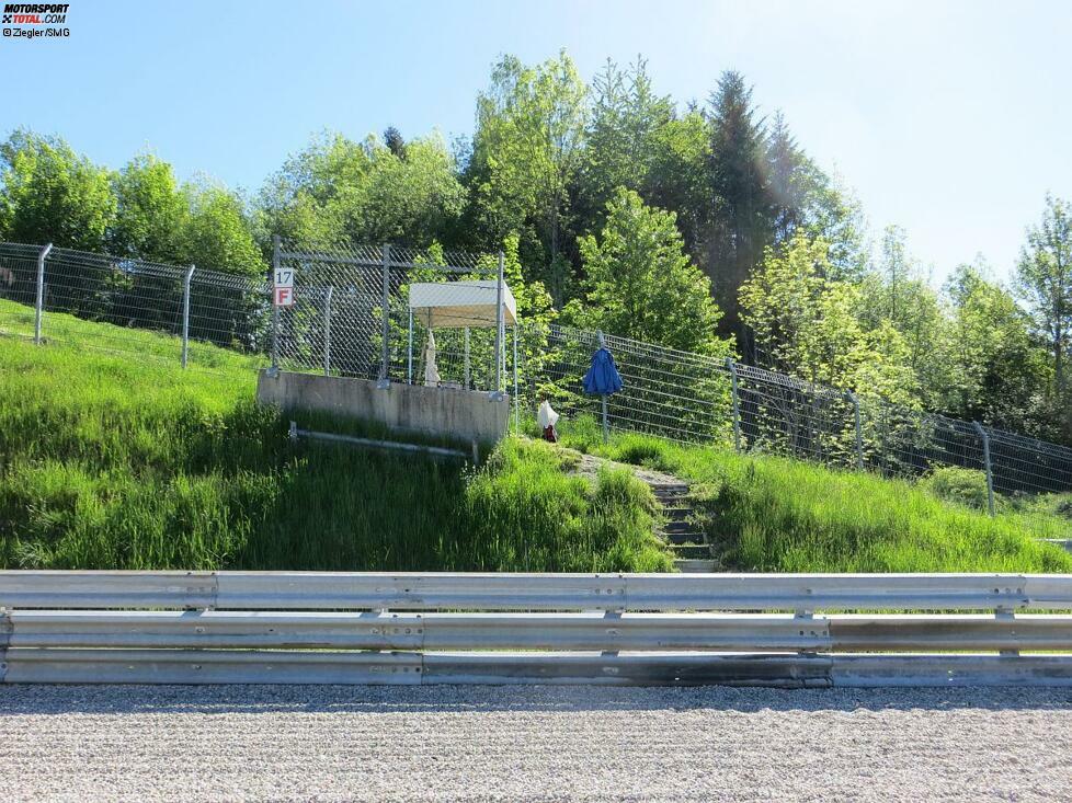 Passiert ist das genau vor diesem Posten. Es ist Nummer 17, wo Petra, Christian und ich an diesem herrlichen Freitag von 8 bis 18 Uhr unseren Dienst als Streckenposten schieben werden. Hinter einem Kiesbett, der Leitplanke und oben auf einem leichten Hang.