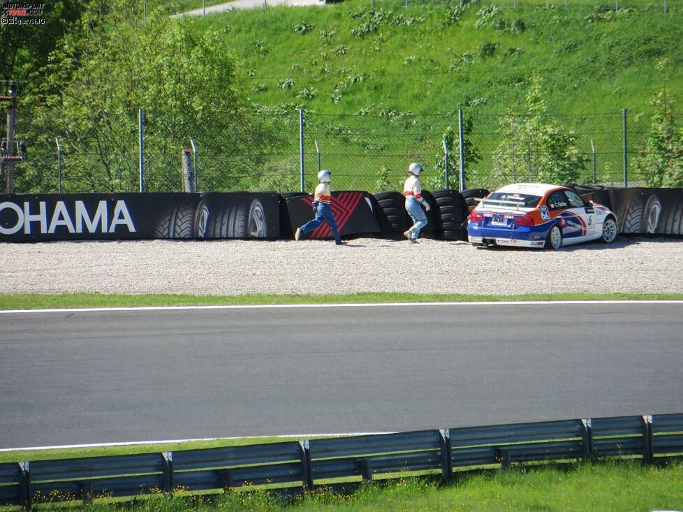 Kurz darauf der erste Zwischenfall. Es geschieht beim Training des europäischen Tourenwagen-Cups (ETCC). Ein Fahrer rutscht raus und landet unsanft in den Barrieren. Die Kollegen sind schon unterwegs zur Unfallstelle, ich verfolge das Geschehen aus der Ferne.