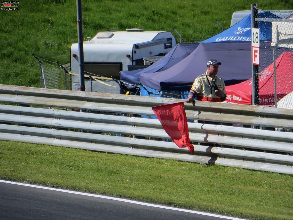 Bis erneut die rote Flagge gezeigt wird. Dieses Mal ist ein Auto direkt vor Posten 17 abgeflogen. Petra und Christian hatten es schon im Ansatz gesehen, ich nicht. Und sie sind auch schon unterwegs, als mir erst klar wird, was gerade passiert ist...