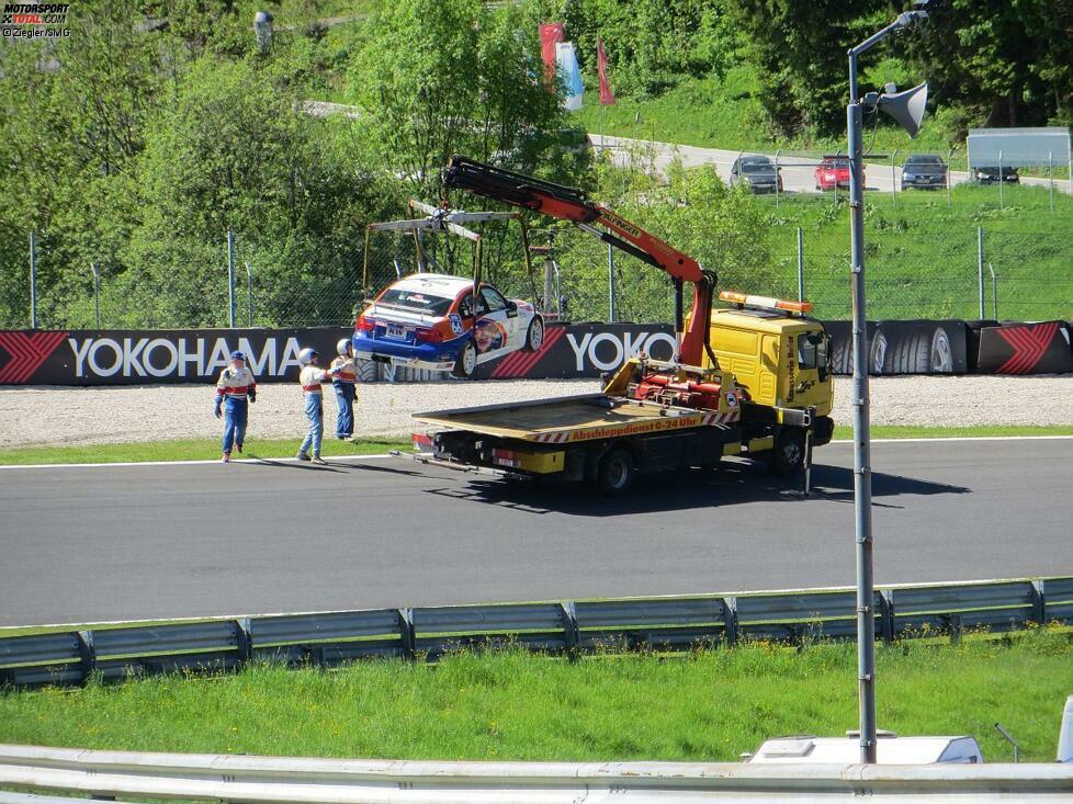 Und so erlebe ich auch, wie eine Auto-Bergung vonstatten geht. Der Abschleppwagen fährt heran, die Streckenposten heften die Trageseile an, sorgen für die Positionierung auf der Ladefläche. Und schon nach wenigen Minuten kann die Session weitergehen.