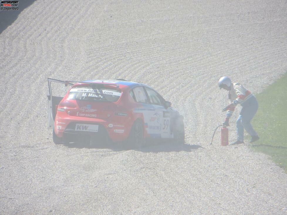 Christian mit dem zwölf Kilogramm schweren Feuerlöscher an der Unfallstelle. Er sichert, während sich Petra (verdeckt) bereits ins Cockpit beugt und sich nach dem Zustand des Fahrers erkundigt. Der ist okay - er war 