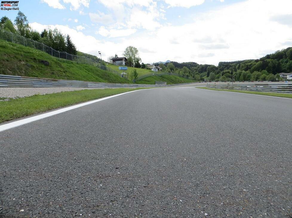 Die letzten Meter: Wir sind schon mittendrin in der berühmten Fahrerlager-Kurve, an deren Ausgang wir uns postieren werden. Es ist eine der neuralgischen Stellen des Kurses. Hier fliegen immer wieder Piloten ab. Man denke nur an die WTCC-Rennen 2012, als Alain Menu und Alex MacDowall fast zeitgleich just in diesem Kiesbett landeten...