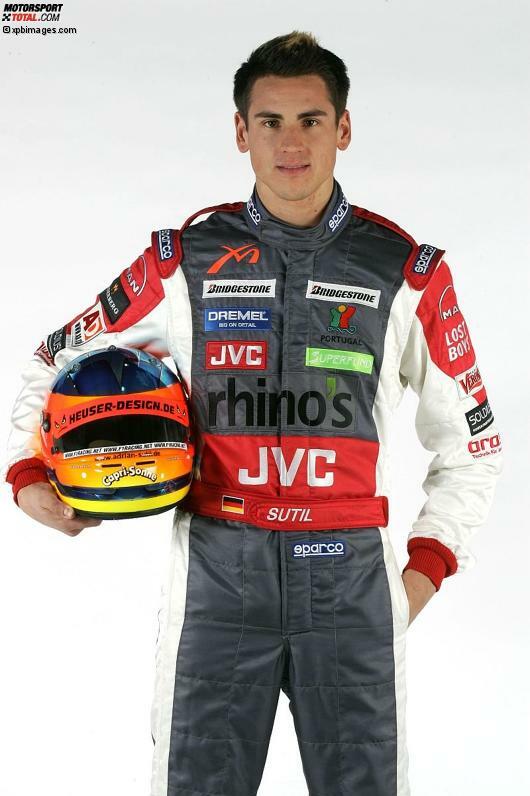 Februar 2006: Der junge Deutsche Adrian Sutil wird zum Testfahrer bei MF1 berufen. Er bringt beste Empfehlungen mit: In der Formel Ford hatte er in zehn Rennen zehn Pole-Positions und zehn Siege erzielt. In der Formel BMW war er Sechster geworden, in der Formel-3-Euroserie nach insgesamt 18 Podesträngen Zweiter. Geschlagen damals übrigens nur von Lewis Hamilton.