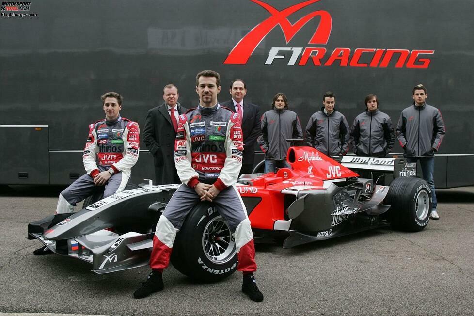 Februar 2006: Adrian Sutil bei der Vorstellung des MF1-Teams. Auf den Vorderrädern des Autos sitzen die Stammpiloten Christijan Albers und Tiago Monteiro.