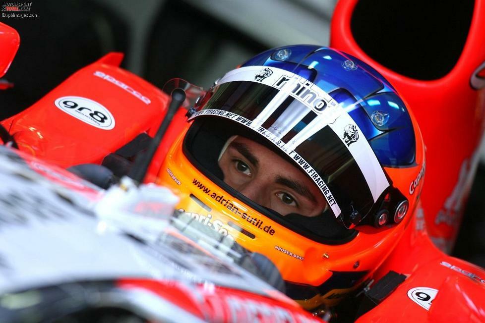 Februar 2006: Bei den Wintertests in Valencia macht Adrian Sutil erstmals Bekanntschaft mit dem MF1-Formel-1-Auto. Er darf einige Testrunden drehen und sammelt Formel-1-Erfahrung.