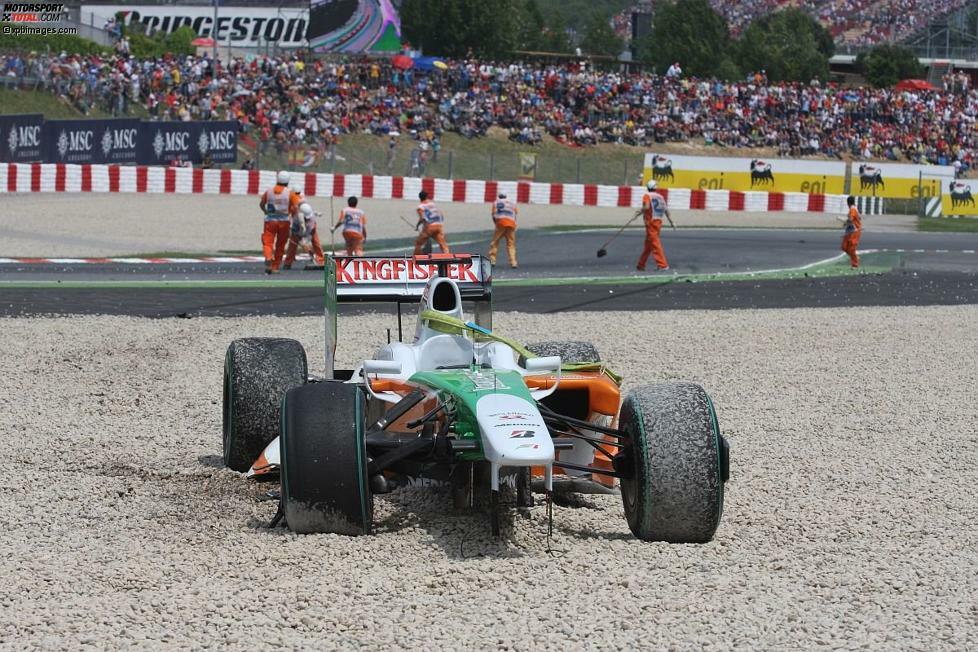Mai 2009: Manchmal ist es auch eigenes Verschulden, das Adrian Sutil ein gutes Ergebnis raubt. Hier steht der Force India des Deutschen im Kiesbett von Barcelona.