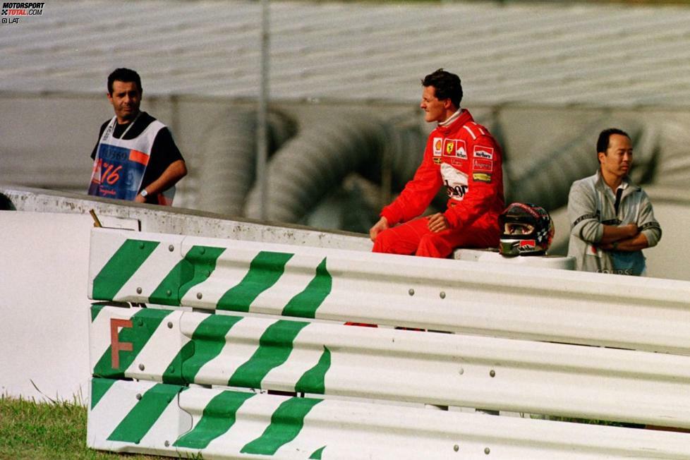 1998: Mit vier Punkten Rückstand auf McLaren-Pilot Mika Häkkinen kommt Michael Schumacher (Ferrari) zum WM-Finale. Allerdings würgt er vor der Aufwärmrunde auf der Pole-Position den Motor ab und muss daher von ganz hinten starten. Die sensationelle Aufholjagd bleibt unbelohnt: Häkkinen gewinnt und wird Weltmeister, Schumacher scheidet an dritter Stelle liegend wegen eines Reifenschadens aus - und bleibt einsam neben der Strecke sitzen.