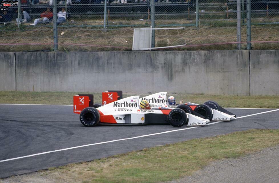 1989: Alain Prost kommt mit zwei Streichresultaten als WM-Leader nach Suzuka, diesmal also umgekehrte Vorzeichen. Ayrton Senna muss gewinnen, um einen Showdown beim Finale in Adelaide herbeizuführen, und versucht in der 46. Runde in der Schikane, an Prost vorbei in Führung zu gehen. Der macht aber die Tür zu und provoziert eine Kollision, die ihn zum Weltmeister macht - zunächst nur vermeintlich. Denn Senna lässt seinen McLaren an der Box reparieren, bläst zur Aufholjagd und gewinnt den Grand Prix. Erst nachträglich wird er wegen Abkürzens der Strecke disqualifiziert und Prost zum Weltmeister erklärt.