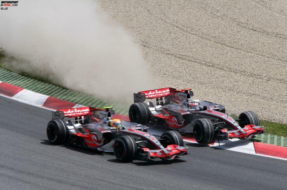 ...und griff dabei zu allen Mitteln. Er erpresste Ron Dennis in der Spionage-Affäre mit Dokumenten. Am Hungaroring blockierte er Hamilton, damit dieser seine Qualifying-Runde nicht mehr fahren konnte. Alonso wurde bestraft und schnitt sich ins eigene Fleisch, der lachende Dritte war damals Kimi Räikkönen, der für Ferrari Weltmeister wurde.