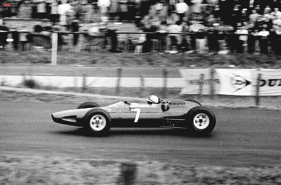 Platz 12: John Surtees, 111 Grands Prix. Surtees begann seine Motorsport-Karriere auf zwei Rädern und fuhr Ende der 1950er-Jahre in der Motorrad-Weltmeisterschaft von Erfolg zu Erfolg. Insgesamt sieben WM-Titel gewann der Brite. Von 1960 bis 1972 ging er dann in der Formel 1 an den Start und war auch dort erfolgreich. 1964 wurde Surtees mit Ferrari Weltmeister. Bis heute ist es keinem zweiten Fahrer gelungen, WM-Titel in der Formel 1 und im Motorradsport zu gewinnen.