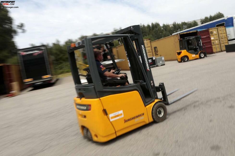 Doch genug der langen Vorreden, jetzt wird erstmal zugepackt! Mit Gabelstaplern sausen die Arbeiter über den DHL-Hof und transportieren Kisten vom einen Ende zum anderen, stapeln neu und räumen um. Und ganz allmählich lichtet sich das 