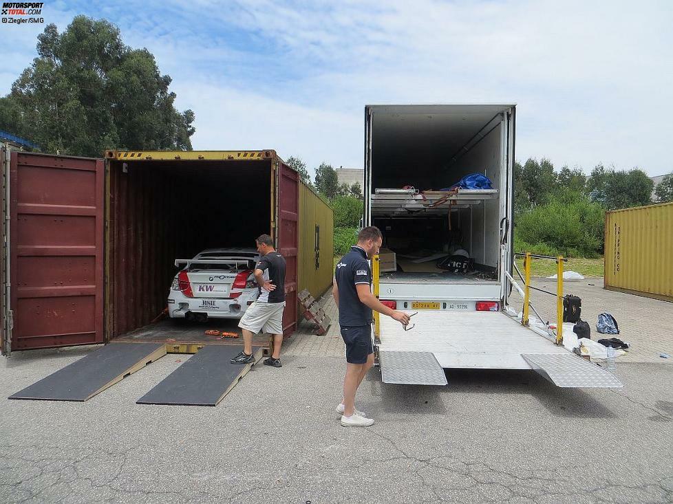 Das Vorgehen klingt relativ einfach: Die Teams transportieren ihre Ausrüstung an den Verlade-Ort und schaffen ihr Equipment einfach vom Lastwagen in den Container. Doch so einfach ist es natürlich nicht...