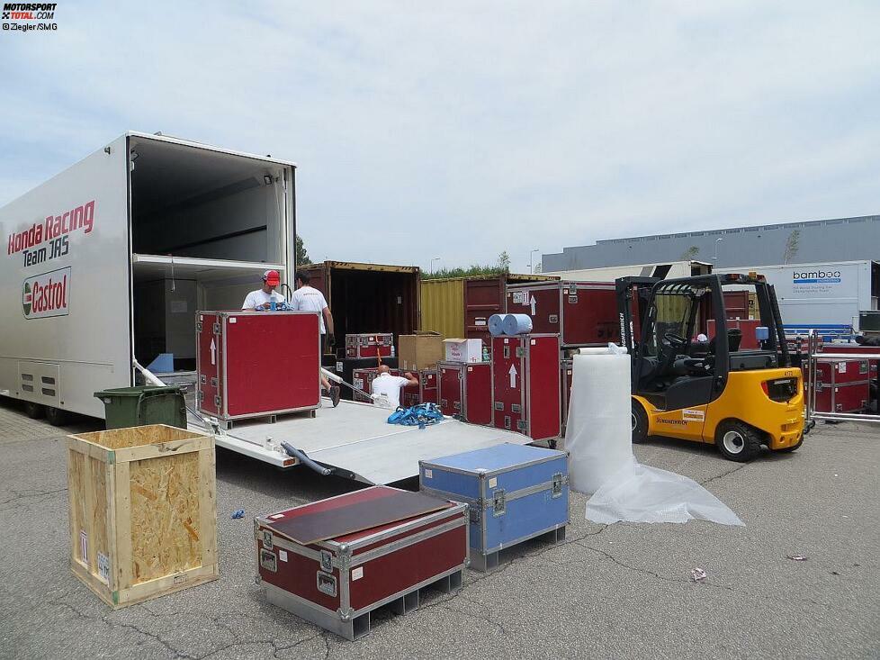 Denn weil die Übersee-Saison der WTCC gleich fünf Veranstaltungen in Südamerika, Nordamerika und Asien umfasst, müssen die Teams entsprechend viel Material mitnehmen. Das sieht dann leicht chaotisch aus, wenn es vor dem Truck und dem Container ausgebreitet wird.