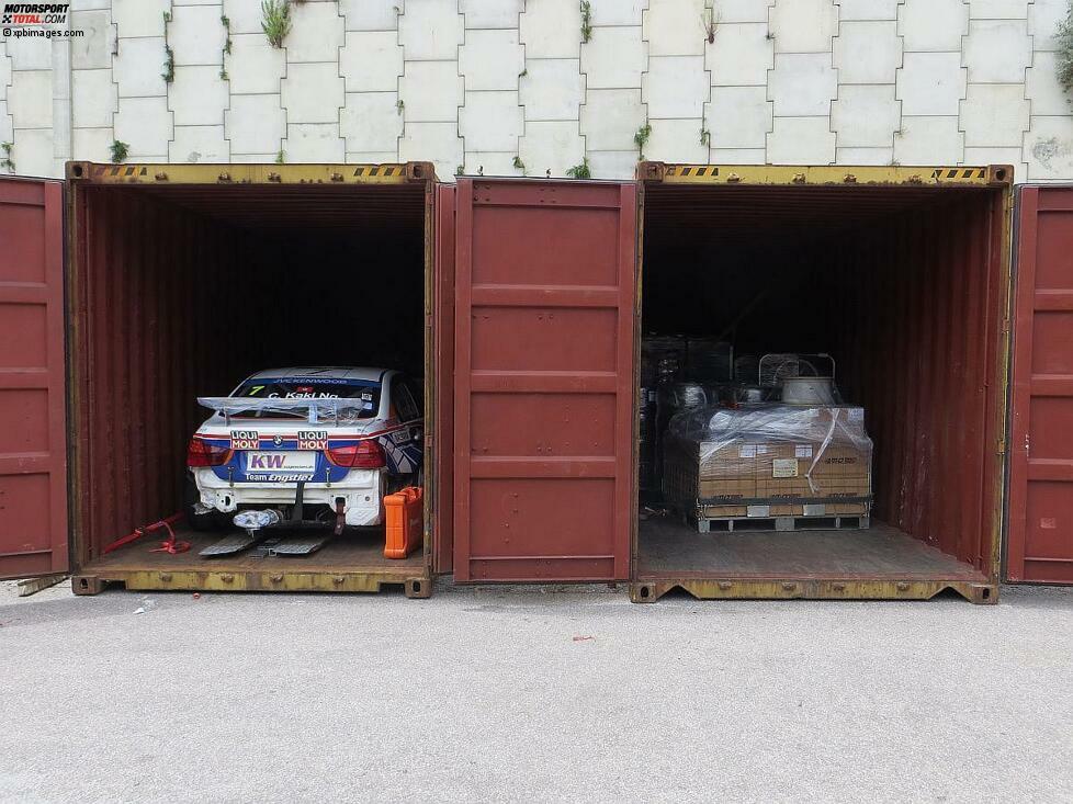 Doch zurück zum Verlade-Vorgang: Bei Engstler werden die beiden Container, die das Team für die beiden Autos erhält, unterschiedlich beladen. Links sind beide Fahrzeuge untergebracht, rechts nur Ausrüstung.