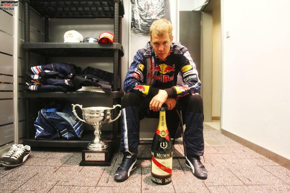 Jüngster Fahrer, der für zwei verschiedene Teams gewonnen hat, mit 21 Jahren und 287 Tagen (Monza 2008 auf Toro Rosso und Schanghai 2009 auf Red Bull)