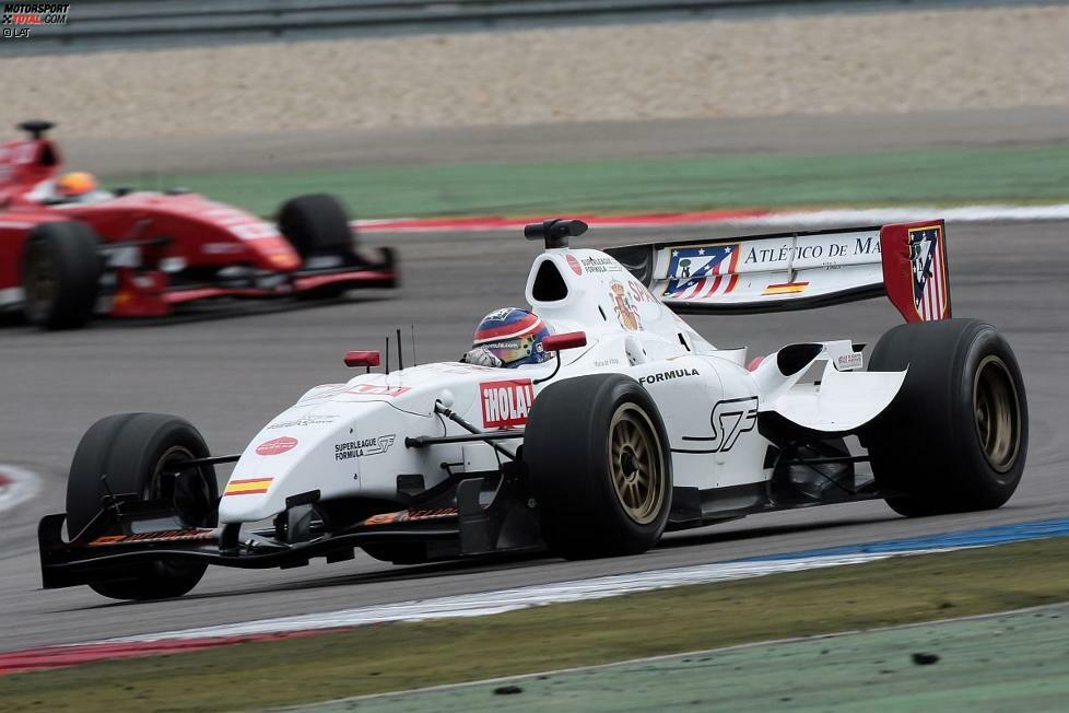 2011, als Maria de Villota ihre dritte Saison in der Superleague Formula (Foto) absolviert, erhält die junge Spanierin ihre bisher größte Chance: Beim Lotus-Team darf sie einen Formel-1-Test absolvieren. In Paul Ricard bewegt sie einen Renault R29. Spätestens jetzt hat sie die Formel 1 in ihr Herz geschlossen. De Villota macht keinen Hehl daraus, dass sie sich die Rolle als dritte Fahrerin eines Teams vorstellen könnte.