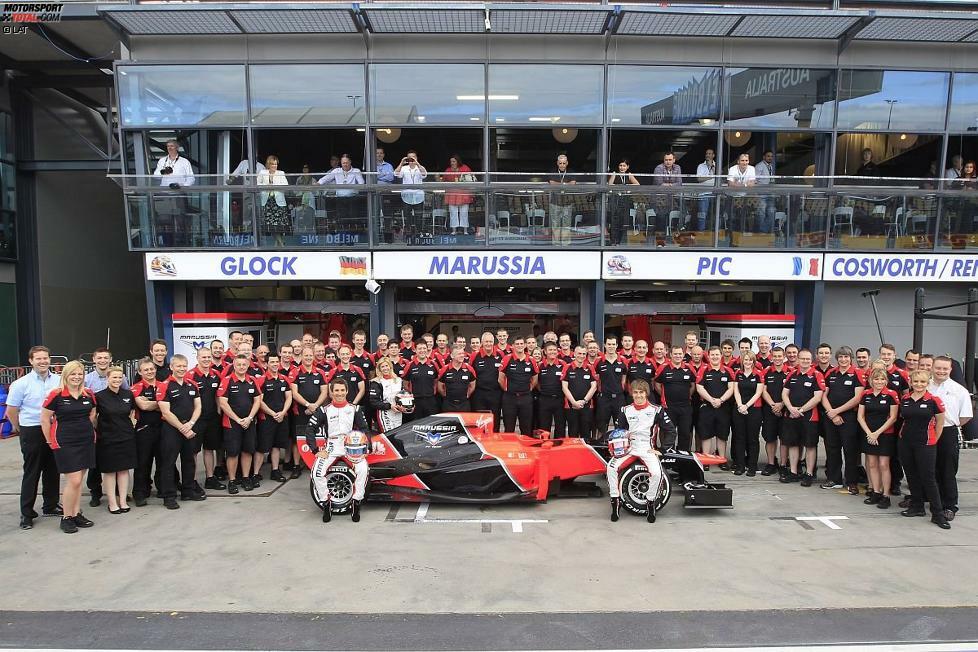 Wenige Monate später ist es soweit: Im März 2012 wird Maria de Villota als Testpiloten bei Marussia vorgestellt. Auf dem offiziellen Mannschaftsfoto mit den beiden Stammfahrern Timo Glock und Charles Pic ist die blonde Spanierin genauso vertreten wie der MR01, der Marussia-Rennwagen, den sie später im Jahr zu Testzwecken pilotieren wird.