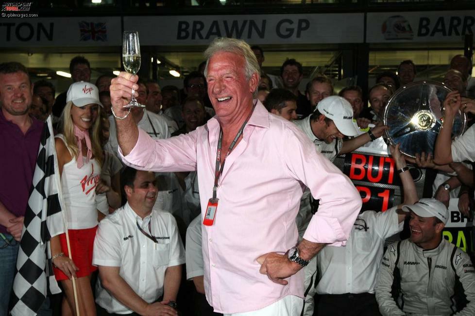 Platz 7: John Button. Stets von schönen Frauen umgeben, die meist viel jünger sind als er selbst, und ein Gläschen Wein in der Hand: So kennt man Jenson Buttons Vater im Formel-1-Paddock.