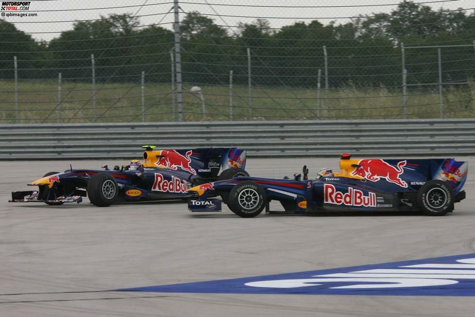 2010 fährt Webber um den WM-Titel, liegt in der Gesamtwertung über weite Strecken in Führung. In Istanbul eskaliert der Stallkrieg mit Sebastian Vettel: Kollision und Stinkefinger!