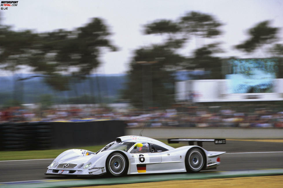 1999: Der 22-jährige Mark Webber tritt mit Mercedes bei den 24 Stunden von Le Mans an. Der erhoffte Triumph endet in einem Drama: Die Mercedes-Boliden bekommen auf den Geraden Unterluft, heben ab und fliegen wie Spielzeug-Autos durch die Luft. Webber, den es in Qualifying und Warm-Up gleich zweimal erwischt, entkommt wie durch ein Wunder unverletzt, doch der Traum vom Le-Mans-Sieg bleibt.