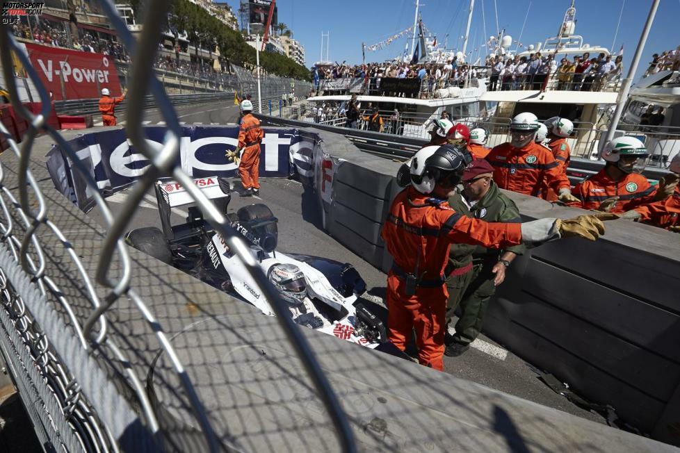 Der Glamour-Grand-Prix wird von einem heftigen Unfall Maldonados vor dem Eingang zur Schwimmbad-Passage überschattet. Nach einer Berührung mit Max Chilton kracht der Williams-Pilot in die Streckenbegrenzung, bleibt aber von schwereren Verletzungen verschont. Es folgt eine rote Flagge, um die Strecke wieder herzurichten.