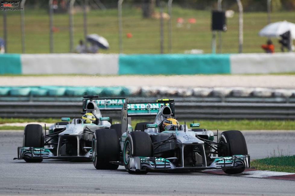 Aber für die Kontroversen sorgen andere. Nico Rosberg etwa, der auf Anweisung von Mercedes-Teamchef Ross Brawn schon sehr kreativ bremsen muss, um Lewis Hamilton nicht zu überholen. Bei dem ist im Finish nämlich das Benzin knapp. 