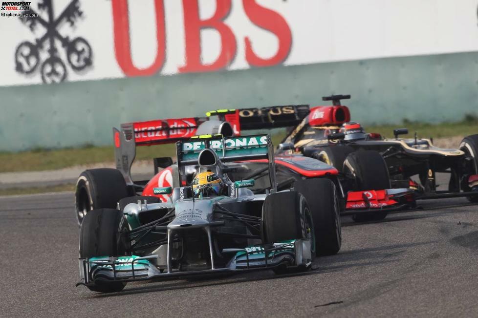 Kimi Räikkönen fängt sich an Sergio Perez einen kleinen Aero-Schaden ein, der ein paar Punkte Anpressdruck kostet. 