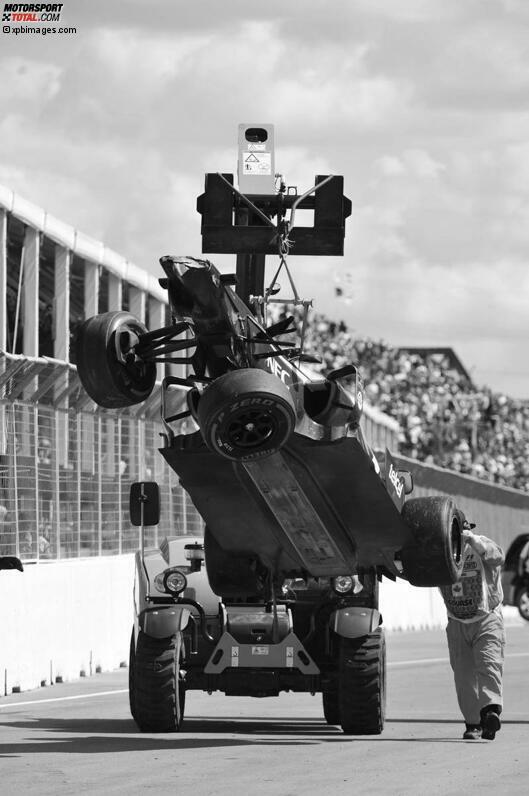 Der Paddock trägt Trauerflor: Ein Streckenarbeiter stolpert bei den Bergungsarbeiten des gestrandeten Sauber-Boliden von Esteban Gutierrez, wird vom Kranfahrzeug überrollt und erliegt im Krankenhaus in Montreal seinen Verletzungen. Mark Robinson ist der erste Formel-1-Tote seit Monza 2000 (Feuerwehrmann) und Melbourne 2001 (Streckenposten).