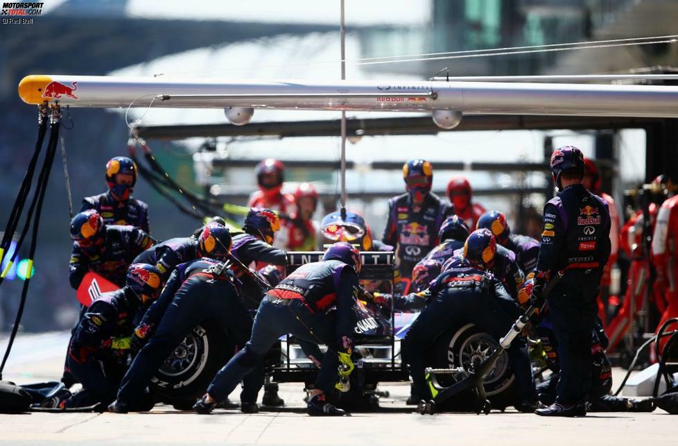 Das nächste Drama auf dem Nürburgring: Mark Webber fährt bei diesem Boxenstopp los, verliert ein Rad - und das erschlägt beinahe den Kameramann Paul Allen. Dieser überlebt zum Glück ohne bleibende Schäden, wird aber schwer verletzt ins Krankenhaus eingeliefert.