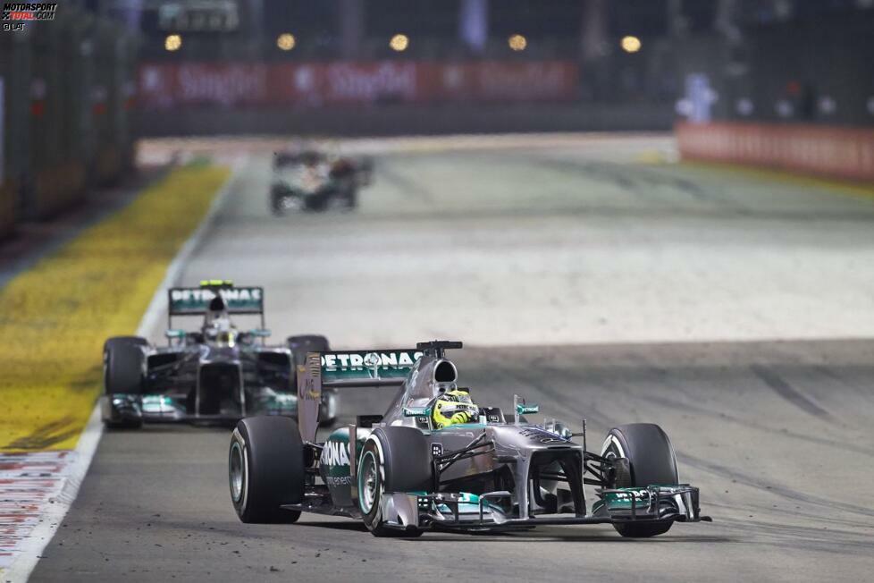 Singapur, der härteste Grand Prix des Jahres - und eines der Lieblingsrennen von Lewis Hamilton. Aber der Stadtkurs meint es wieder nicht gut mit ihm: Platz sechs hinter Nico Rosberg, weil sich Mercedes während der Safety-Car-Phase strategisch verschätzt. Bereits 2012 hatte ihn ein technischer Defekt den sicheren Sieg gekostet. Wenige Stunden später entschloss er sich dazu, McLaren zu verlassen.