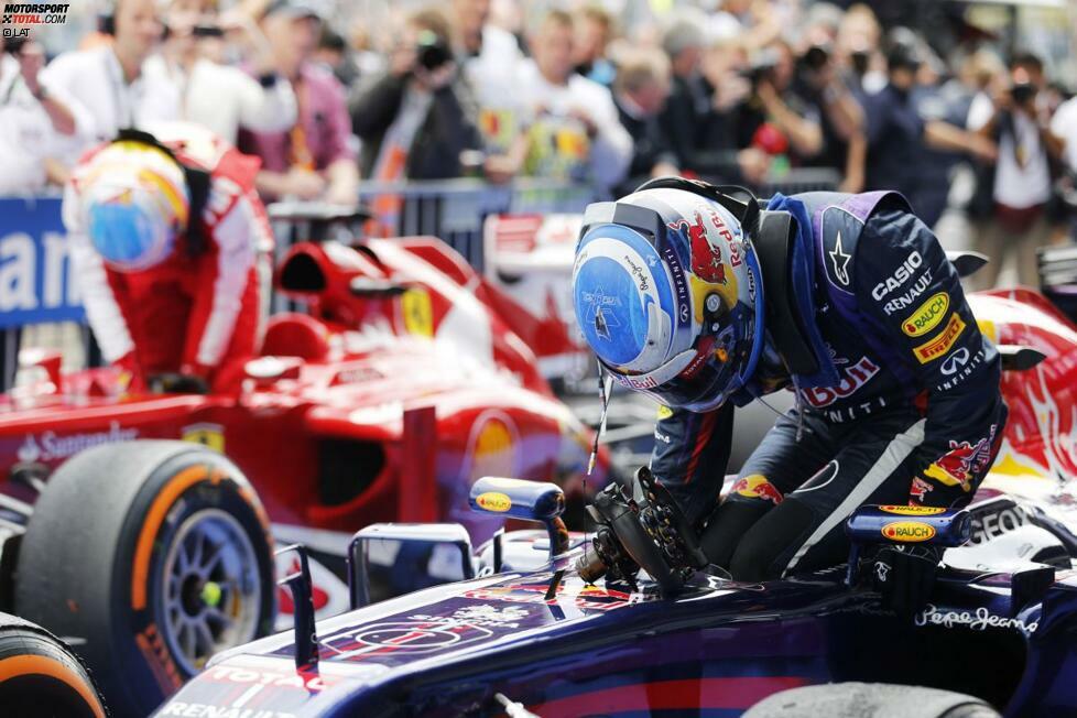 Was sich dann auch im Rennergebnis widerspiegelt: Vettel gewinnt in Spa-Francorchamps. Was noch niemand ahnt: Es sollte der Beginn einer langen Siegesserie werden. Fernando Alonso wird Zweiter, Hamilton Dritter - und Kimi Räikkönen geht leer aus. WM-Stand nach elf von 19 Rennen: Vettel 197 - Alonso 151 - Hamilton 139 - Räikkönen 134.