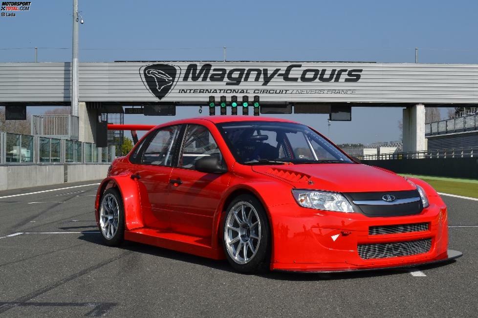 Lada hat den neuen TC1-Granta hingegen in einfachem Rot vorgestellt - und das auch nur im März. In Magny-Cours durfte das Fahrzeug erst für Fotos posieren, ehe dort der Testbetrieb aufgenommen wurde. Fahrbilder gibt es vom TC1-Lada aber noch nicht.