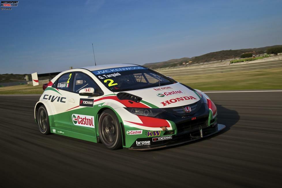 In Valencia rückte Gabriele Tarquini mit dem neuen Honda Civic zum Fotoshooting aus. Der Titelsponsor bleibt an Bord, daher bleibt auch das bisherige Farbschema erhalten - allerdings in leicht veränderter Form.